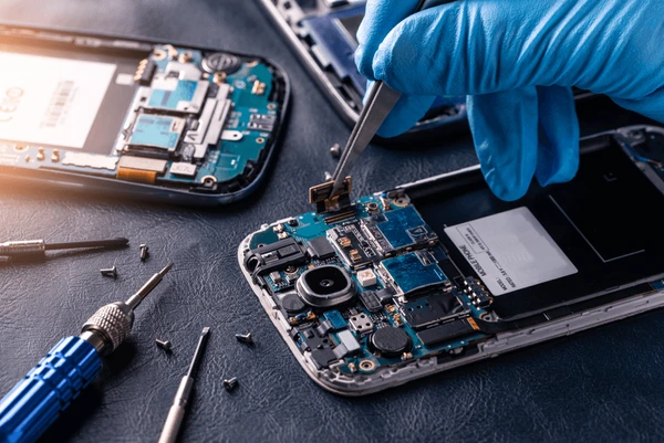 asian-technician-repairing-smartphones-motherboard-600nw-1079627714 asian-technician-repairing-smartphones-motherboard-600nw-1079627714